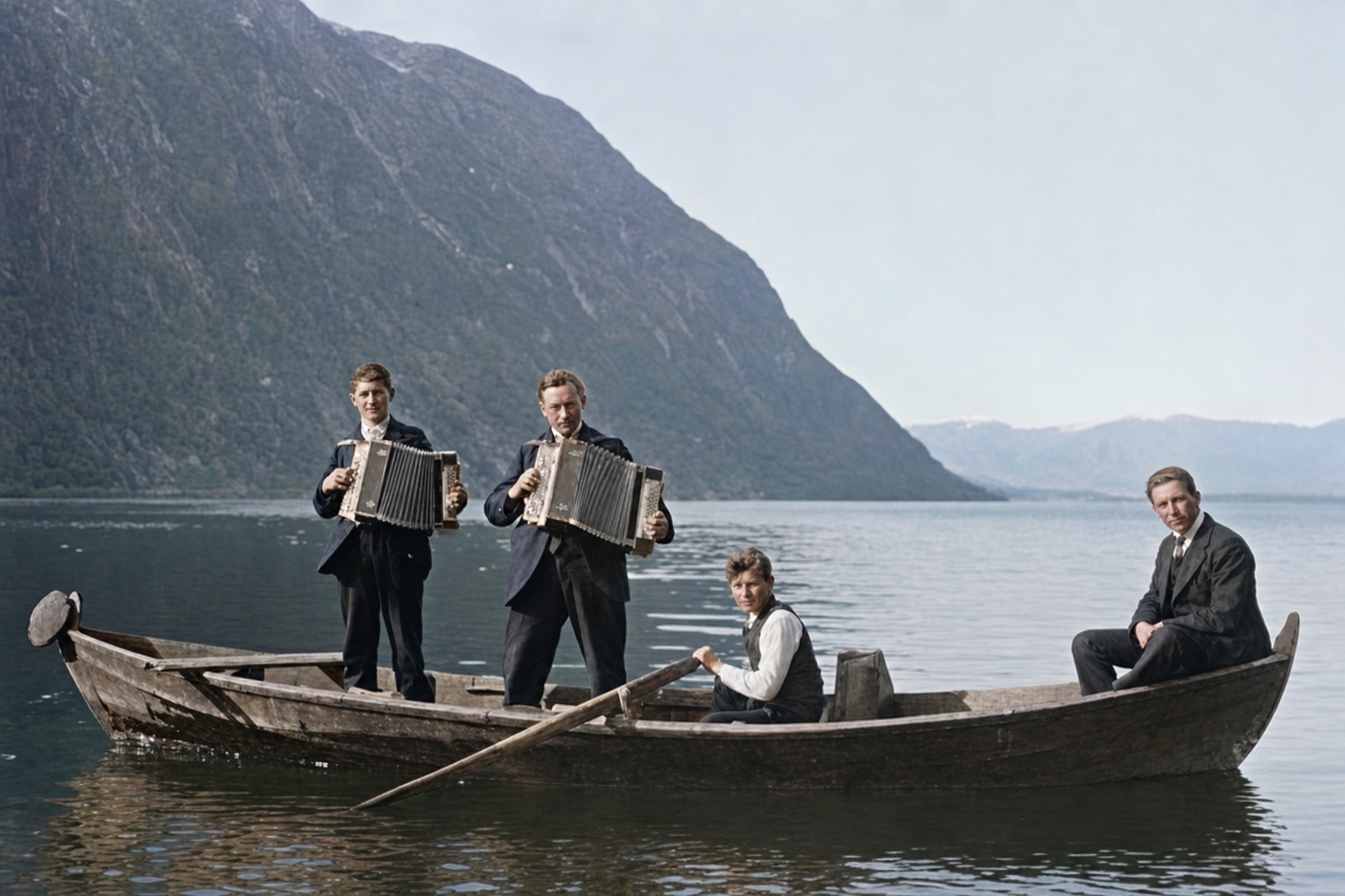Botolv Tynning og Haugland-brødrene Olav, Leiv og Odd i robåt med to trekkspill i 1926