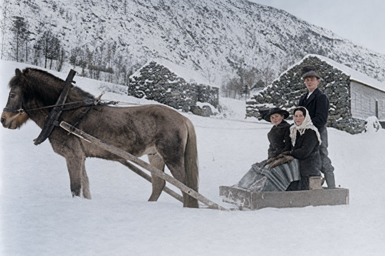 Hest og slede i det snødekte tunet på Tynning omkring 1925